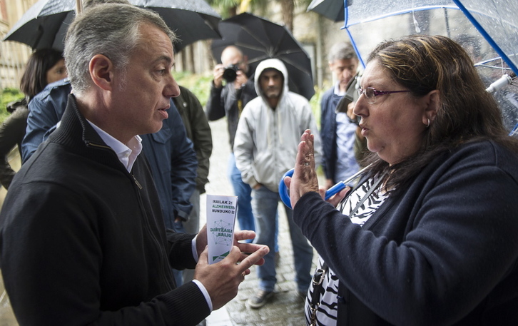 Tolosar batek mitinerako bidean gelditu du Urkullu. (Jagoba MANTEROLA/ARGAZKI PRESS)