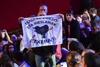 Protesta por la libertad de Ibon Iparragirre en la gala inaugural de Zinemaldia. (Juan Carlos RUIZ / ARGAZKI PRESS)
