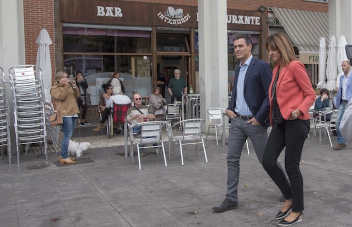 Pedro Sánchez e Idoia Mendia, paseando por el barrio de Intxaurrondo. (Andoni CANELLADA / ARGAZKI PRESS)