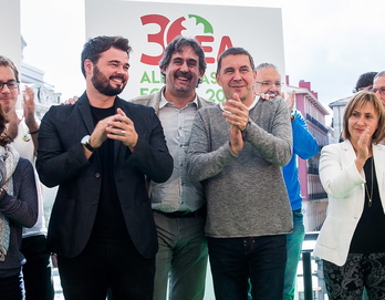 Gabriel Rufián, Pello Urizar y Arnaldo Otegi, en el acto de EA. (ARGAZKI PRESS)