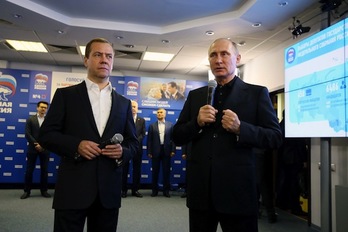 Vladimir Putin y Dimitri Medvedev, presidente y primer ministro de Rusia, siguen el recuento. (Ekaterina SHUKUTINA/AFP)