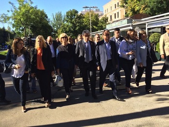 Francesc Homs, flanqueado por representantes políticos e institucionales, a su llegada al Supremo. (@Govern)