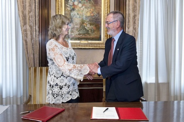 Un momento de la firma del convenio de colaboración. (GOBIERNO DE NAFARROA)