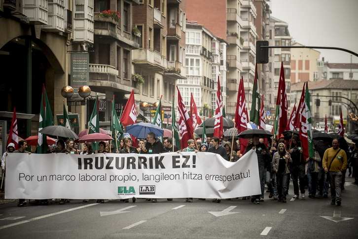 Manifestación por el centro de Gasteiz. (Jaizki FONTANEDA/ARGAZKI PRESS)