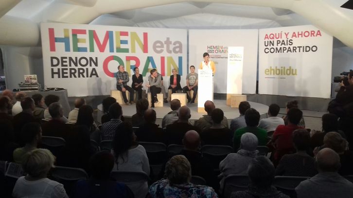 Jasone Agirre Urkulluri zuzendu zaio Bergarako agerraldian. (@EHBildu)