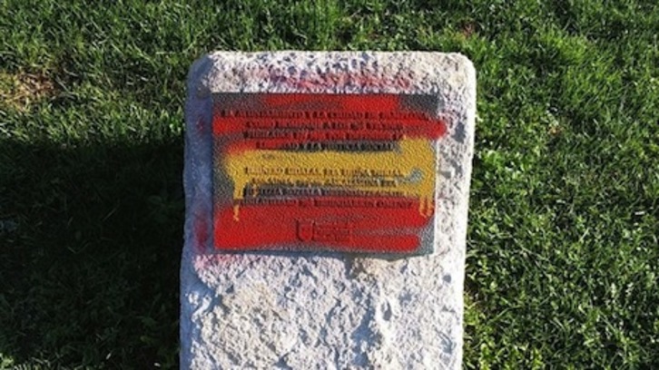 Estado en el que ha quedado la placa tras el ataque. (Twitter)