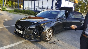 Así ha quedado el coche oficial de Puigdemont tras el impacto. (@KRLS)