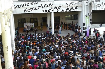 Gazte andana bildu da EH Bilduk Leioako campusean egin duen ekitaldian. (ARGAZKI PRESS)