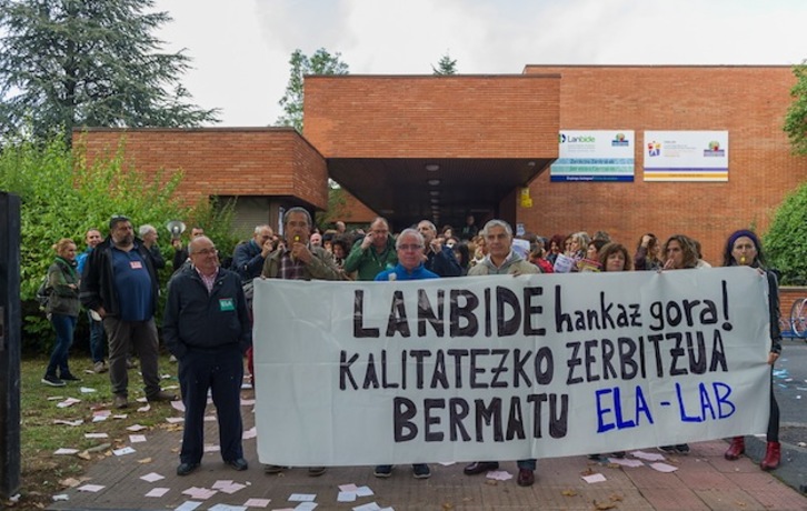 Concentración ante la sede de Lanbide en Gasteiz. (Juanan RUIZ / ARGAZKI PRESS)
