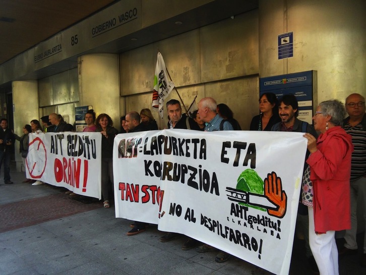 AHT Gelditu plataformak elkarretaratzea egin du Bilbon. (AHT GELDITU)