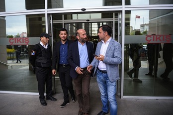 Erdem Gul, en el centro de la imagen, es director del diario ‘Cumhuriyet’, uno de los galadornados con el ‘Nobel Alternativo’. (Ozan KOSE/AFP)