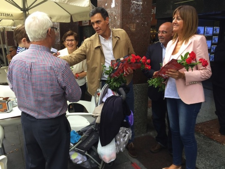 Pedro Sánchez ha estado repartiendo rosas en Ezkerraldea. (@socialistavasco)
