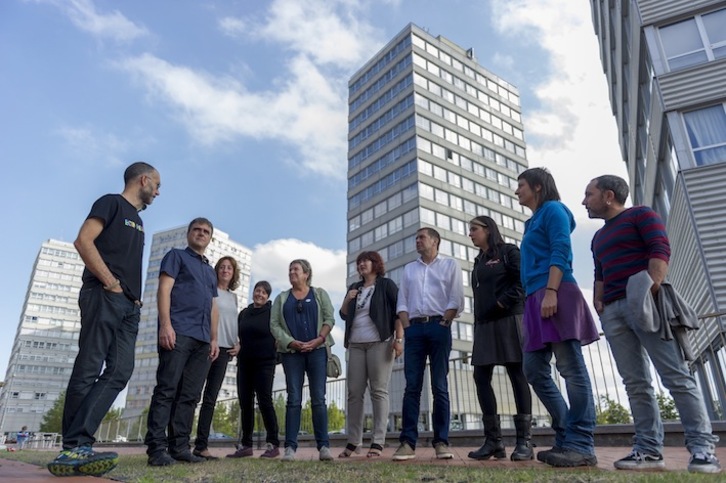 Mikel Otero eta Arnaldo Otegi, EH Bilduko beste hainbat kiderekin Gasteizen. (Juanan RUIZ/ARGAZKI PRESS)