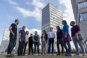 Mikel Otero eta Arnaldo Otegi, EH Bilduko beste hainbat kiderekin Gasteizen. (Juanan RUIZ/ARGAZKI PRESS)