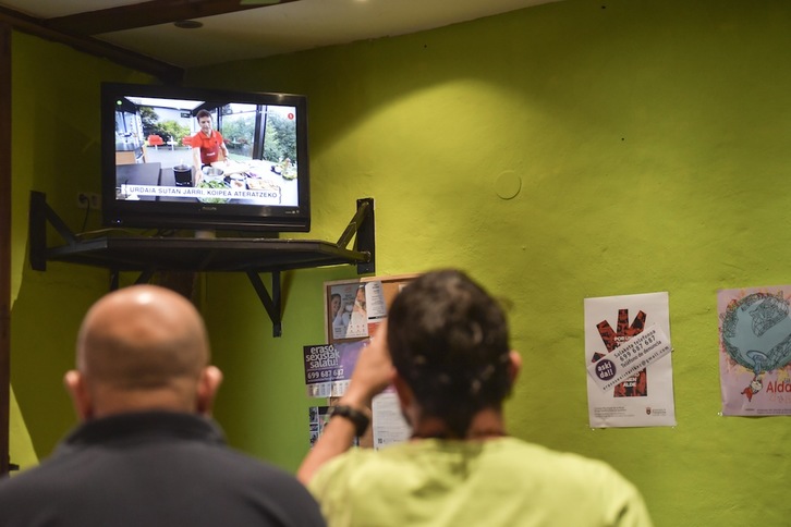 Los bares de Iruñea también han podido volver a sintonizar ETB. (Idoia ZABALETA / ARGAZKI PRESS)