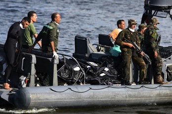 El equipo de rescate, armado, en busca de supervivientes del naufragio frente a las costas egipcias. (Mohamed EL-SHAHED / AFP)