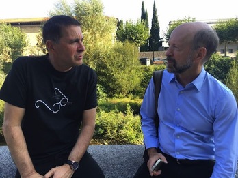 Arnaldo Otegi con Richard Boudreaux, del ‘Wall Street Journal’. (@arnaldoOtegi)