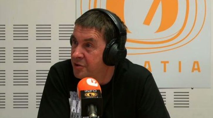 Arnaldo Otegi en una entrevista anterior en Info7 Irratia.