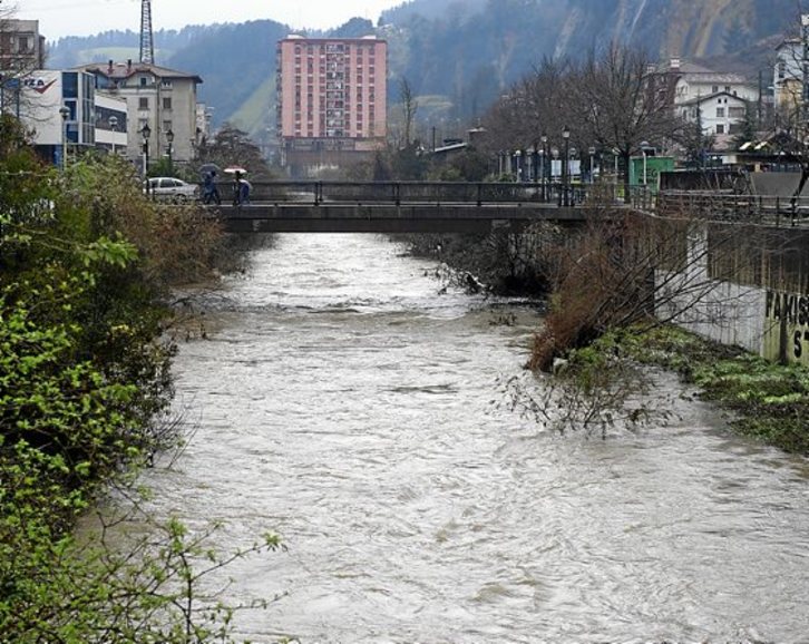 Nerbioi ibaia Laudio eta Amurrio zeharkatzen ditu. 