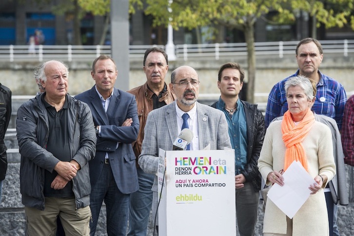 Tontxu Campos y Esther Larrañaga han ejercido de portavoces de los excargos de EA. (Marisol RAMÍREZ/ARGAZKI PRESS)