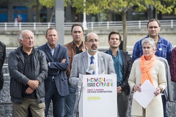 Tontxu Campos y Esther Larrañaga han ejercido de portavoces de los excargos de EA. (Marisol RAMÍREZ/ARGAZKI PRESS)