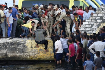 Rossetta portu-hirira eraman dituzte erreskatatutakoak. (Mohamed EL-SHAHED / AFP)