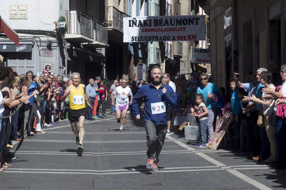 Numerosas personas animaron a los participantes en el Cross de los Carrozas, que ha llegado a su edición 36.