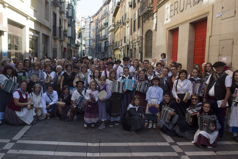 Los grupos de dantzas han animado los txokos de Alde Zaharra durante toda la mañana.