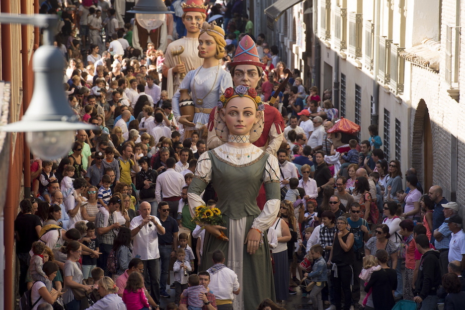 La Comparsa de Gigantes y Cabezudos ha arrastrado consigo a personas de todas las edades.