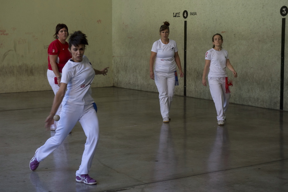 En el frontón de la Mañueta se ha jugado el Trofeo de Pelota Femenino entre pelotaris de Nafarroa y de Bizkaia.
