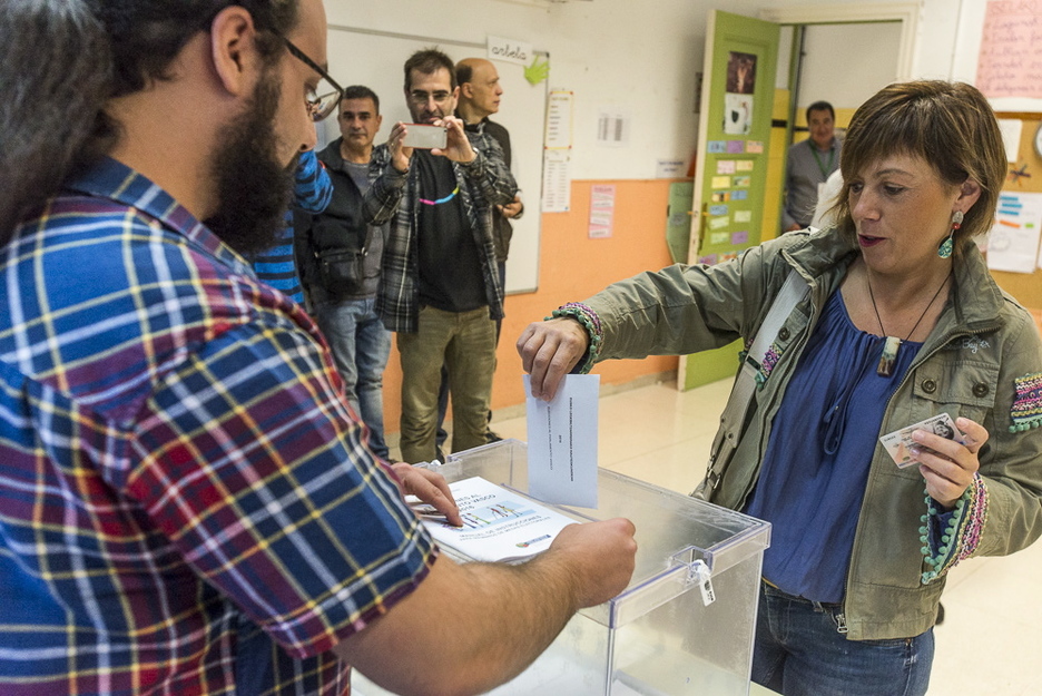 Miren Larrionek Gasteizen bozkatu du, eta kaleko «ilusioa» hautestontzietara eramateko eskatu. (ARGAZKI PRESS)