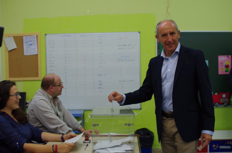 «Euskadira» begirako botoa eman du Josu Erkorekak Bilbon. (@eajpnv)