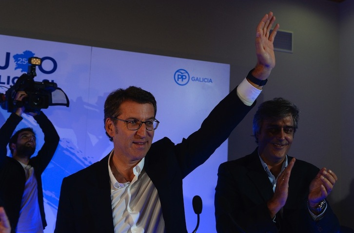 Alberto Núñez Feijóo celebra la mayoría absoluta del PP. (Miguel RIOPA/AFP)