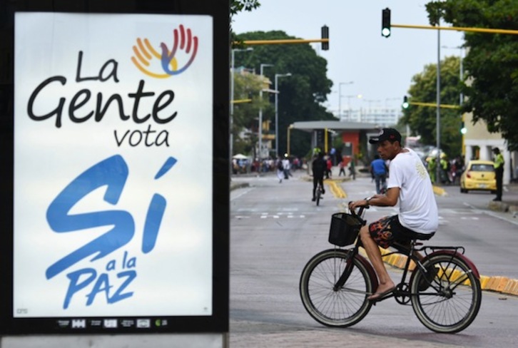 Un cartel en favor de la paz, en Cartagena. (Luis ROBAYO/AFP)