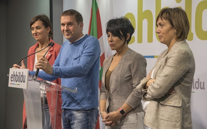Arnaldo Otegi, junto a Jasone Agirre, Maddalen Iriarte y Miren Larrion. (Andoni CANELLADA/ARGAZKI PRESS)