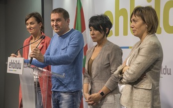 Jasone Agirre, Arnaldo Otegi, Maddalen Iriarte y Miren Larrion han comparecido en Donostia. (Andoni CANELLADA/ARGAZKI PRESS)