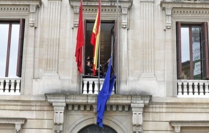 El Parlamento seguirá sin colgar en su fachada la bandera de la UE. (PARLAMENTO DE NAFARROA)