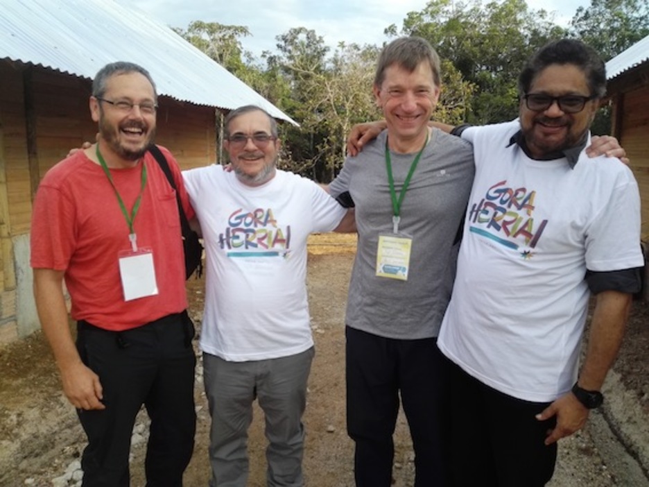 Urko Aiartza y Rufi Etxeberria han transmitido a los líderes de las FARC el apoyo de Sortu al proceso colombiano. Urko Aiartza y Rufi Etxeberria han transmitido a los líderes de las FARC el apoyo de Sortu al proceso colombiano.