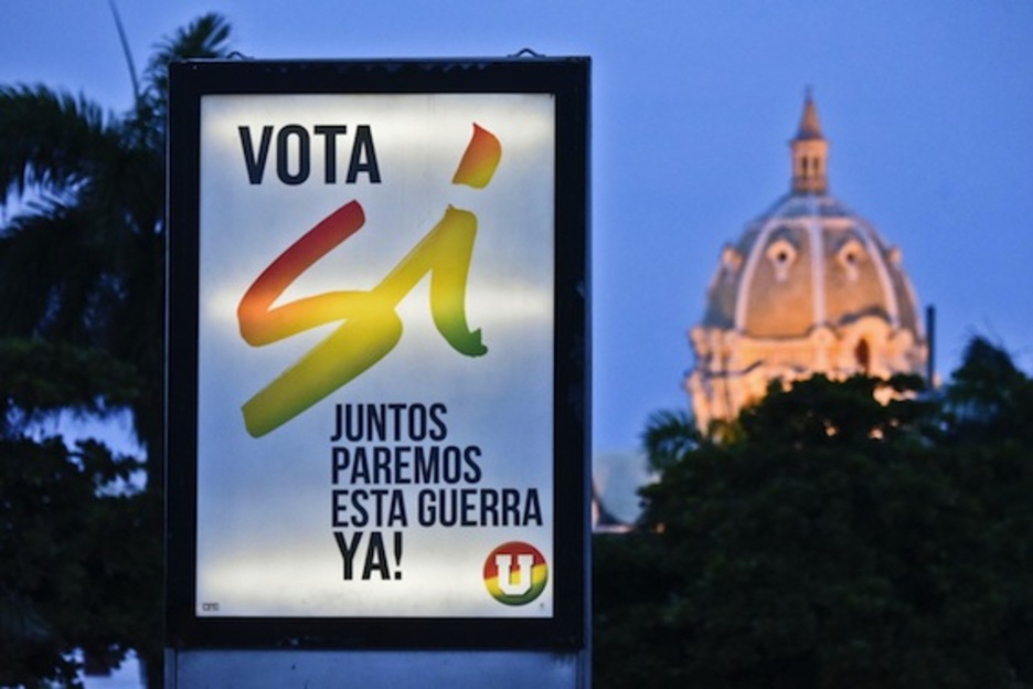Un cartel en favor de la paz, en Cartagena. (Luis ROBAYO/AFP)