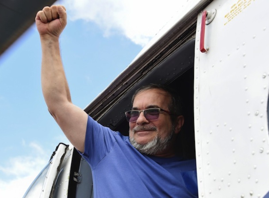 Timoleón Jiménez toma el helicóptero hacia Cartagena. (Guillermo MUÑOZ/AFP)