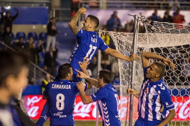 Los jugadores el Alavés celebran su primer gol. (Jaizki FONTANEDA / ARGAZKI PRESS)