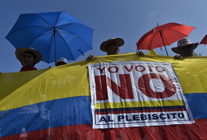Manifestantes contra el acuerdo entre Gobierno y las FARC. (LUIS ROBAYO / AFP)