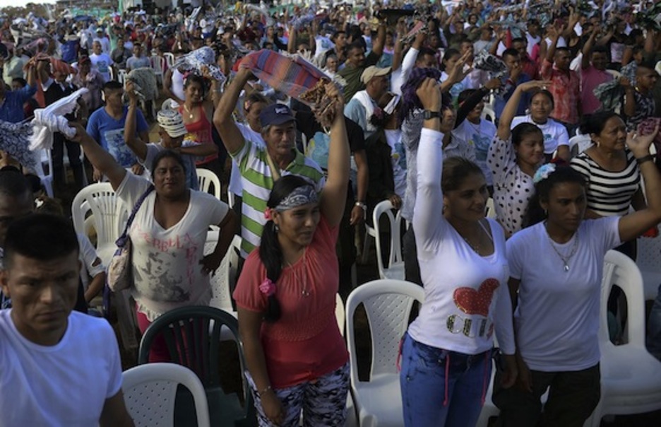 Guerrilleros de las FARC celebran firma de la paz en los llanos del Yarí. (Raúl ARBOLEDA/AFP)