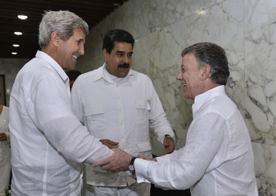 Santos, junto al presidente venezolano, Nicolás Maduro, y John Kerry, secretario de Estado de EEUU. (Efraín HERRERA/AFP)