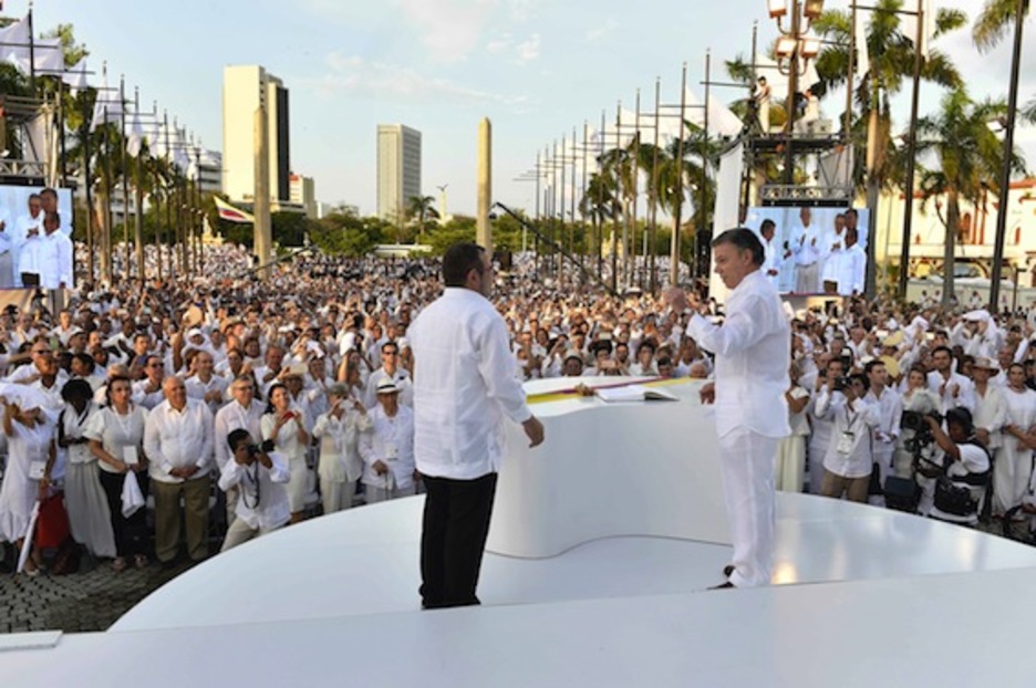 Alrededor de 2.500 personas han asistido al acto oficial para la firma de la paz. (César CARRIÓN/AFP)