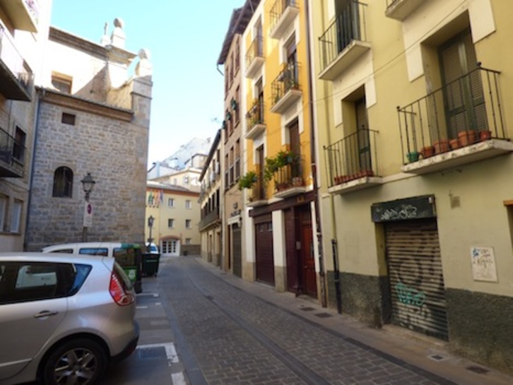 El origen del topónimo radicaría en el color de las piedras de los edificios de la calle.