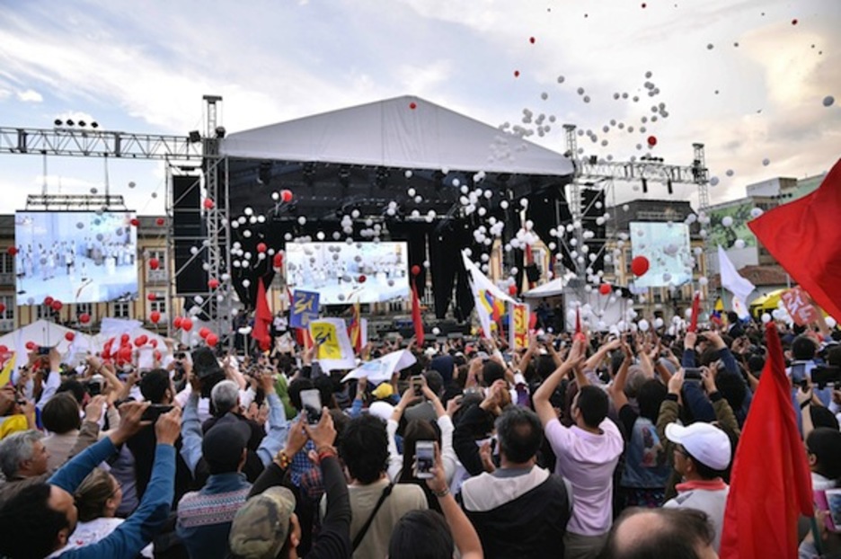 Colombianos siguen desde la Plaza de Bolívar, en Bogotá, el acto de firma del acuerdo. (Guillermo LEGARIA/AFP)