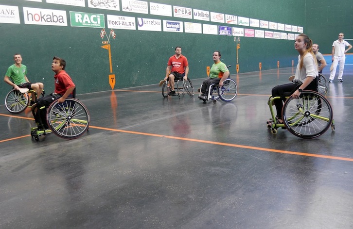 Jornada de «pala adaptada» en el frontón Ederrena de Urretxu. (Gotzon ARANBURU)