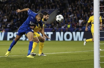 Slimani anota de cabeza el gol del Leicester. (IAN KINGTON / AFP) 