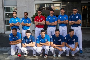 Lau eta Erdiko Txapelketan parte hartuko duten hamabi pilotariak. (Luis JAUREGIALTZO/ARGAZKI PRESS)